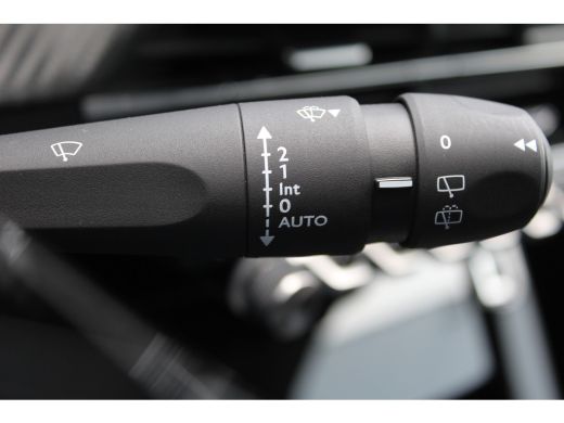 Peugeot e-2008 EV 136PK ALLURE PACK AUTOMAAT / NAVI / LEDER / CLIMA / LED / PDC / 17" LMV / CAMERA / KEYLESS  / ... ActivLease financial lease