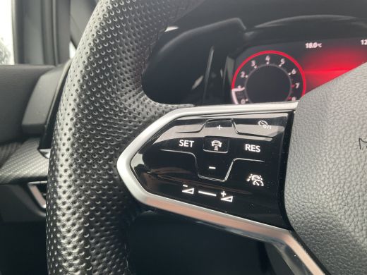 Volkswagen Golf 1.5 eTSI R-Line Business+ Automaat Adap.Cruise Stoel/Stuurverw Led Sfeerverlichting! ActivLease financial lease