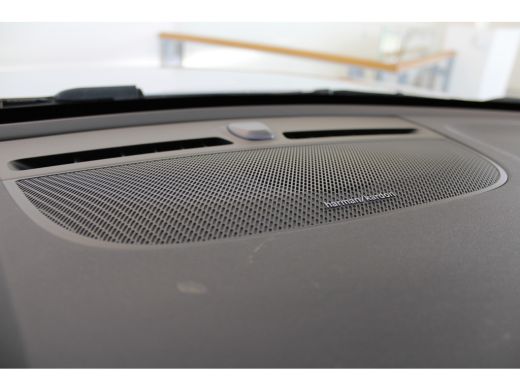 Volvo  XC40 408PK Twin Ultimate 82 kWh | Trekhaak | Getint Glas | Pixel Led | 360º | HK audio | Panoramadak ActivLease financial lease