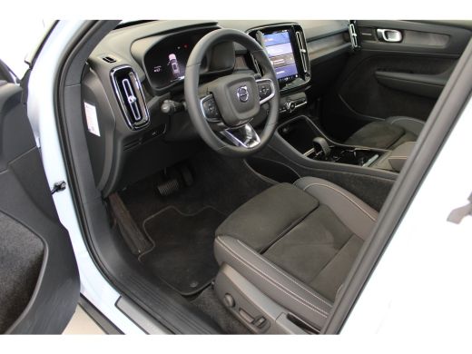 Volvo  XC40 408PK Twin Ultimate 82 kWh | Trekhaak | Getint Glas | Pixel Led | 360º | HK audio | Panoramadak ActivLease financial lease