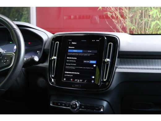 Volvo  XC40 Recharge P8 AWD R-Design | Pebble Grey! | Trekhaak | Memory | Pilot Assist ActivLease financial lease