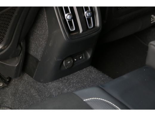 Volvo  XC40 Recharge P8 AWD R-Design | Pebble Grey! | Trekhaak | Memory | Pilot Assist ActivLease financial lease