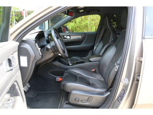 Volvo  XC40 Recharge P8 AWD R-Design | Pebble Grey! | Trekhaak | Memory | Pilot Assist ActivLease financial lease