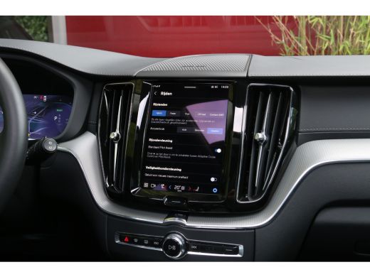 Volvo  XC60 2.0 T6 Plug-in hybrid AWD Ultimate Dark | Trekhaak | 360 Camera | Head-up | Panoramadak | Memory ... ActivLease financial lease