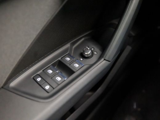 Audi A3 Sportback 30 TFSI Sportline Automaat (APPLE CARPLAY, KUIPSTOELEN, NAVIGATIE, XENON KOPLAMPEN, ZWA... ActivLease financial lease