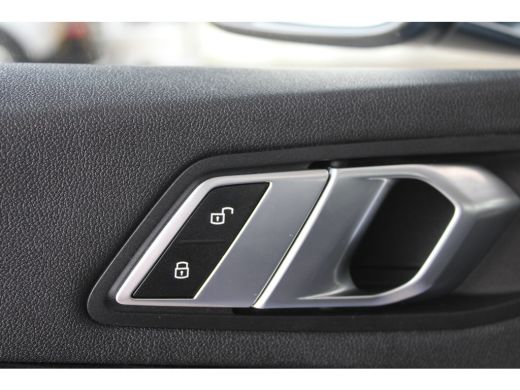 BMW 1 Serie 118i Executive Edition | Achteruitrijcamera | Cruise control adaptief met Stop&Go | Koplampen ada... ActivLease financial lease