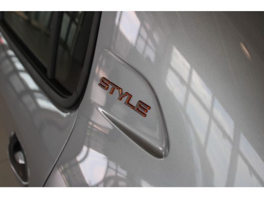 Peugeot 208 1.2 Hybrid 110-PK e-DCS6 Style AUTOMAAT | VOORRAAD ACTIE | 8 JAAR GARANTIE | DRAADLOZE CARPLAY | ... ActivLease financial lease