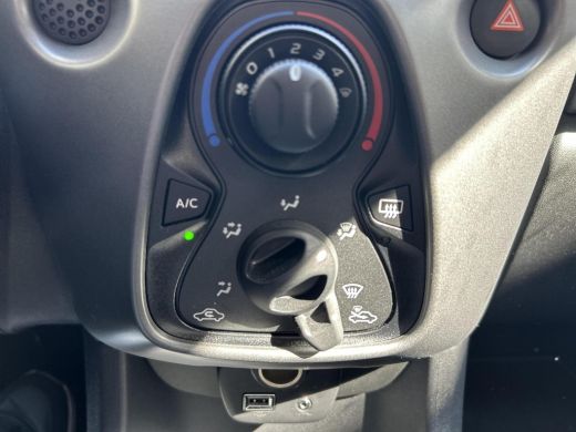 Toyota Aygo 1.0 VVT-i x-play ActivLease financial lease