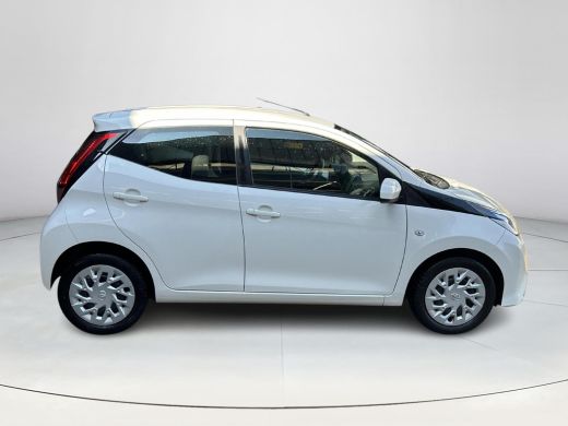 Toyota Aygo 1.0 VVT-i x-play ActivLease financial lease