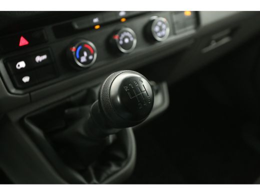 Volkswagen Crafter 30 2.0 TDI L3H3 | BPM Vrij | 3000KG Trekgew. 140PK Airco Cruise Carplay Navi PDC 3 Persoons Elekt... ActivLease financial lease