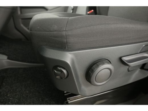 Volkswagen Crafter 30 2.0 TDI L3H3 | BPM Vrij | 3000KG Trekgew. 140PK Airco Cruise Carplay Navi PDC 3 Persoons Elekt... ActivLease financial lease