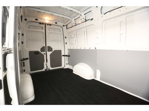 Volkswagen Crafter 30 2.0 TDI L3H3 | BPM Vrij | 3000KG Trekgew. 140PK Airco Cruise Carplay Navi PDC 3 Persoons Elekt... ActivLease financial lease