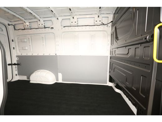 Volkswagen Crafter 30 2.0 TDI L3H3 | BPM Vrij | 3000KG Trekgew. 140PK Airco Cruise Carplay Navi PDC 3 Persoons Elekt... ActivLease financial lease