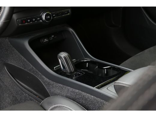 Volvo  XC40 Recharge P8 AWD R-Design | Trekhaak | Camera | Stuur/stoelverwarming | Adaptive Cruise ActivLease financial lease
