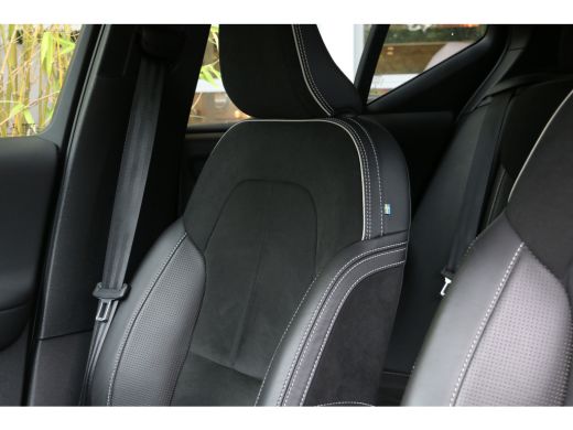 Volvo  XC40 Recharge P8 AWD R-Design | Trekhaak | Camera | Stuur/stoelverwarming | Adaptive Cruise ActivLease financial lease