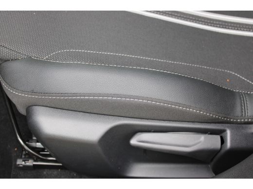 Opel Corsa 1.2 Turbo Hybrid Yes / Navigatie via Carplay / Parkeersensoren / Stuur -en stoelverwarmd / LED / ... ActivLease financial lease