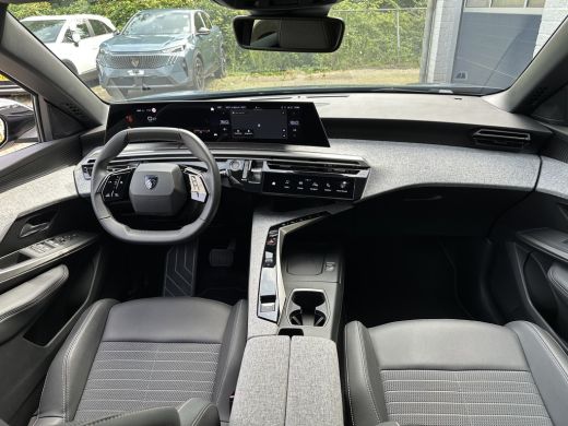 Peugeot 3008 1.2 Hybrid 136 Allure | Achterbank in 3 delen neerklapbaar met skiluik | Achteruitrijcamera | App... ActivLease financial lease