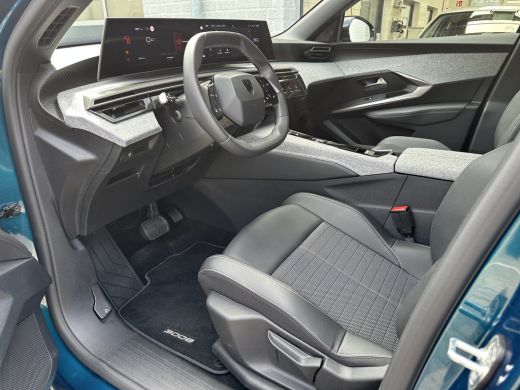 Peugeot 3008 1.2 Hybrid 136 Allure | Achterbank in 3 delen neerklapbaar met skiluik | Achteruitrijcamera | App... ActivLease financial lease