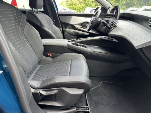 Peugeot 3008 1.2 Hybrid 136 Allure | Achterbank in 3 delen neerklapbaar met skiluik | Achteruitrijcamera | App... ActivLease financial lease
