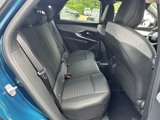 Peugeot 3008 1.2 Hybrid 136 Allure | Achterbank in 3 delen neerklapbaar met skiluik | Achteruitrijcamera | App... ActivLease financial lease