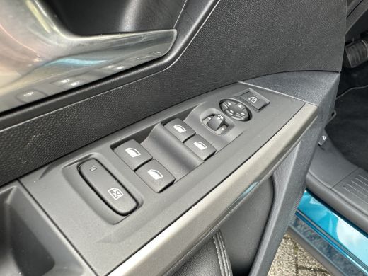 Peugeot 3008 1.2 Hybrid 136 Allure | Achterbank in 3 delen neerklapbaar met skiluik | Achteruitrijcamera | App... ActivLease financial lease