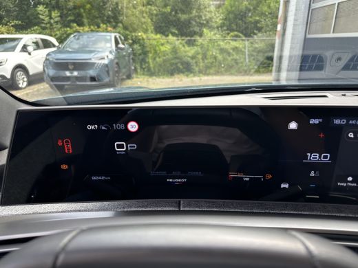 Peugeot 3008 1.2 Hybrid 136 Allure | Achterbank in 3 delen neerklapbaar met skiluik | Achteruitrijcamera | App... ActivLease financial lease