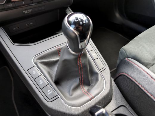 Seat Ibiza 1.0 TSI FR | Panoramadak | Beats audio | Alcantara | Camera ActivLease financial lease