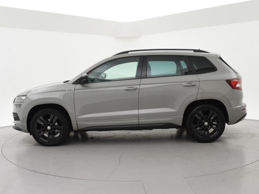 Skoda Karoq 1.5 TSI ACT 150 PK DSG AUT. SPORTLINE STEEL GREY + VIRTUAL COCKPIT | TREKHAAK | CAMERA | ADAPTIVE... ActivLease financial lease