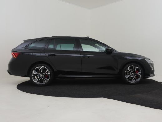 Skoda Octavia Combi RS l Panoramadak l Elektrische Achterklep l RS l Elektr. Trekhaak l Adaptive Cruise Control... ActivLease financial lease