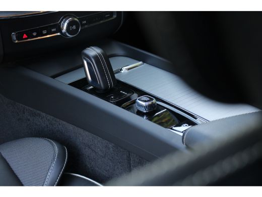 Volvo  XC60 2.0 T6 Plug-in hybrid AWD R-Design | Panoramadak | Harman/Kardon | Head-up | Memory | Camera ActivLease financial lease