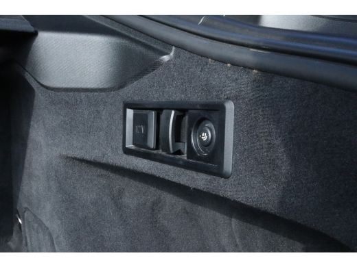 BMW i4 eDrive40 High Executive 84 kWh M-Sport Sanremo Grün | HUD | Camera | Carplay | Trekhaak | Elektri... ActivLease financial lease