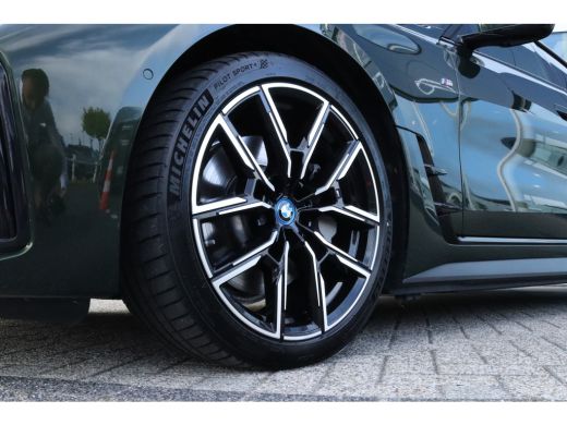 BMW i4 eDrive40 High Executive 84 kWh M-Sport Sanremo Grün | HUD | Camera | Carplay | Trekhaak | Elektri... ActivLease financial lease