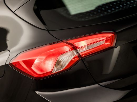 Ford Focus 1.0 EcoBoost ST Line Sport (APPLE CARPLAY, BLACK PAKKET, NAVIGATIE, SPORTSTOELEN, RODE STIKSELS, ... ActivLease financial lease