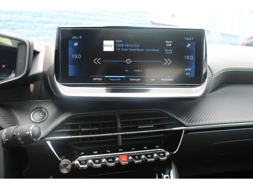 Peugeot 208 1.2 PureTech GT | Automaat | Navigatie | Camera | Panoramadak | Adaptieve cruise | Full LED | ActivLease financial lease
