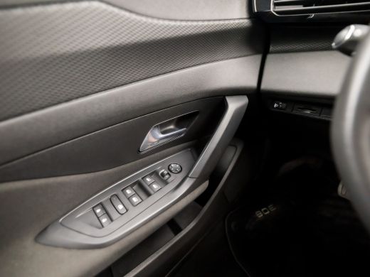 Peugeot 308 SW 1.2 PureTech Sport (APPLE CARPLAY, GROOT NAVIGATIE, STOELVERWARMING, KEYLESS START, LED KOPLAM... ActivLease financial lease