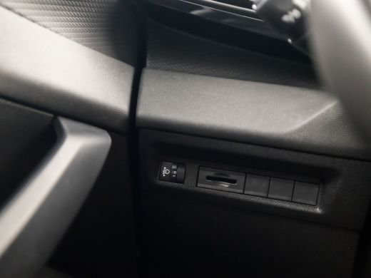 Peugeot 308 SW 1.2 PureTech Sport (APPLE CARPLAY, GROOT NAVIGATIE, STOELVERWARMING, KEYLESS START, LED KOPLAM... ActivLease financial lease
