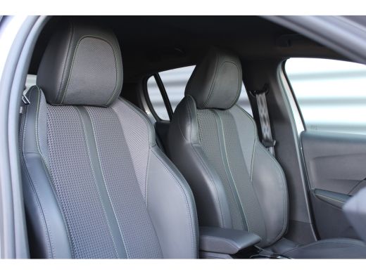 Peugeot e-208 EV 136PK GT PACK AUTOMAAT / NAVI / LEDER / CLIMA / PDC / 17" LMV / CAMERA / KEYLESS / WINTERPAKKE... ActivLease financial lease