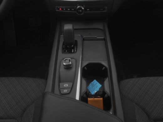 Volvo  V60 2.0 B3 Essential Edition | Adaptive Cruise | BLIS | Trekhaak | Stoelverwarming | Google | 18" ActivLease financial lease