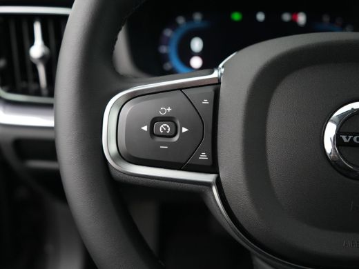 Volvo  V60 2.0 B3 Essential Edition | Adaptive Cruise | BLIS | Trekhaak | Stoelverwarming | Google | 18" ActivLease financial lease