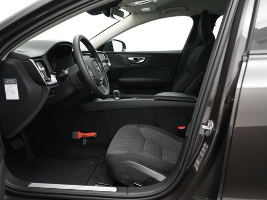 Volvo  V60 2.0 B3 Essential Edition | Adaptive Cruise | BLIS | Trekhaak | Stoelverwarming | Google | 18" ActivLease financial lease