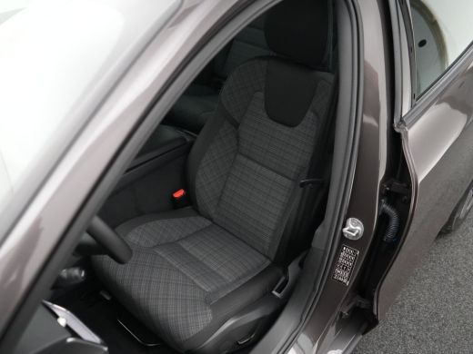 Volvo  V60 2.0 B3 Essential Edition | Adaptive Cruise | BLIS | Trekhaak | Stoelverwarming | Google | 18" ActivLease financial lease