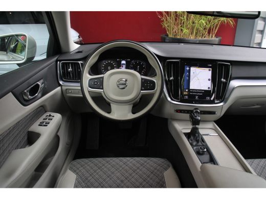Volvo  V60 2.0 T5 Momentum | 1e Eigenaar | Broekhuis Volvo onderhouden | Trekhaak uitklapbaar ActivLease financial lease