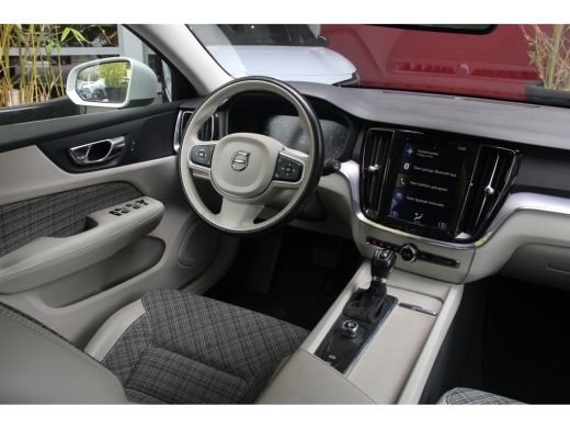 Volvo  V60 2.0 T5 Momentum | 1e Eigenaar | Broekhuis Volvo onderhouden | Trekhaak uitklapbaar ActivLease financial lease