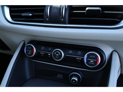 Alfa Romeo Stelvio 2.0 T AWD Veloce 280PK | Panoramadak |Harman/Kardon | Keyless | ACC | Camera | Memory ActivLease financial lease