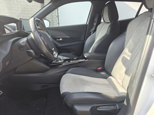 Peugeot e-2008 EV GT 50 kWh | Achterbank in delen neerklapbaar | Achteruitrijcamera | Airco (automatisch) | Acht... ActivLease financial lease