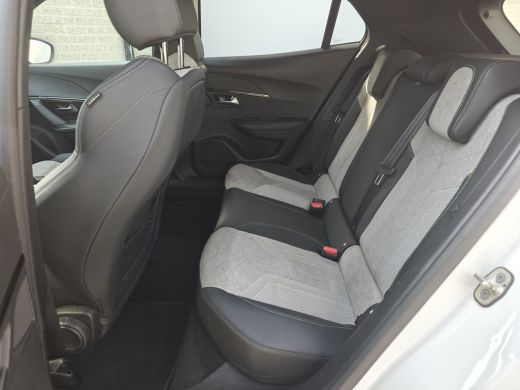 Peugeot e-2008 EV GT 50 kWh | Achterbank in delen neerklapbaar | Achteruitrijcamera | Airco (automatisch) | Acht... ActivLease financial lease