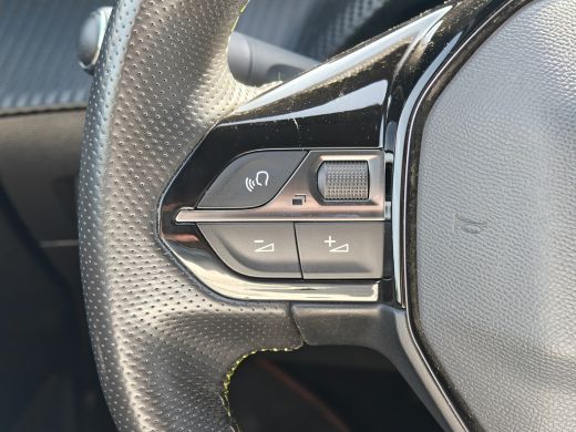 Peugeot e-2008 EV GT 50 kWh | Achterbank in delen neerklapbaar | Achteruitrijcamera | Airco (automatisch) | Acht... ActivLease financial lease