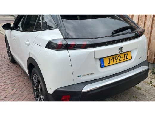 Peugeot e-2008 EV GT 50 kWh | Achterbank in delen neerklapbaar | Achteruitrijcamera | Airco (automatisch) ActivLease financial lease