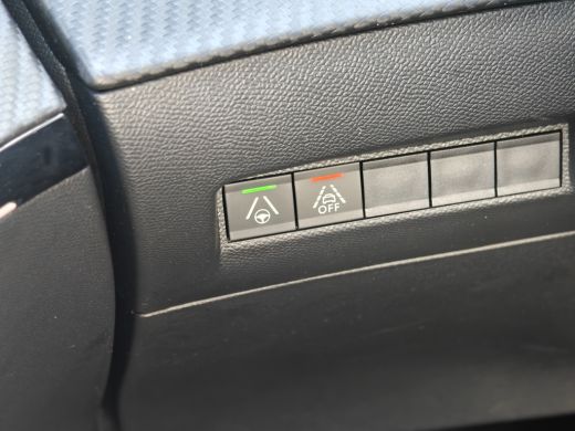 Peugeot e-2008 EV GT 50 kWh | Achterbank in delen neerklapbaar | Achteruitrijcamera | Airco (automatisch) | Acht... ActivLease financial lease