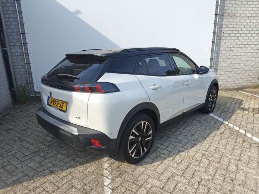 Peugeot e-2008 EV GT 50 kWh | Achterbank in delen neerklapbaar | Achteruitrijcamera | Airco (automatisch) | Acht... ActivLease financial lease